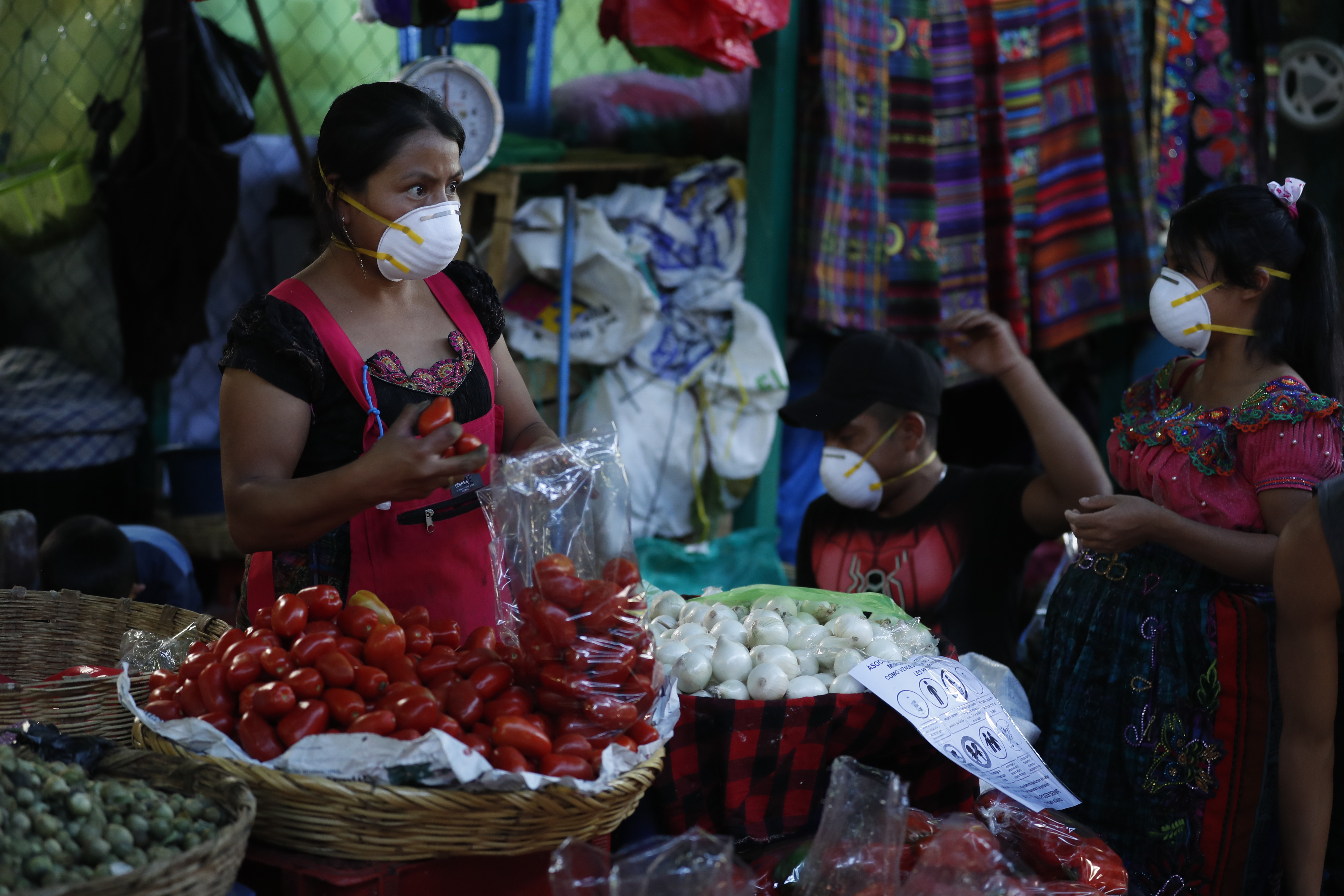 El efecto de oferta y demanda en abril por el efecto coronavirus provocó un incremento en el costo de la Canasta Básica de Alimentos de Q44 y Q103 quetzales, según el INE. (Foto Prensa Libre: Hemeroteca) 