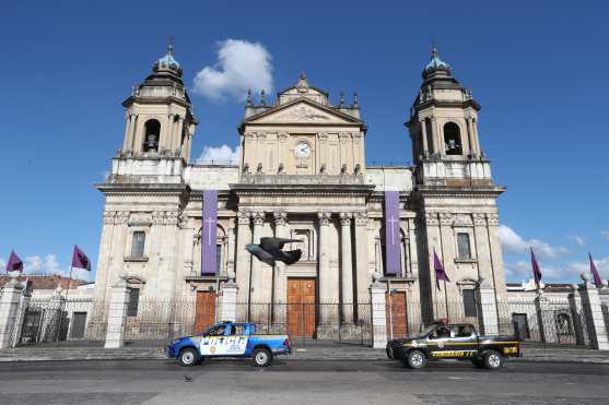 Patrullas anuncian el Toque de Queda frente a la Catedral Metropolitana, consultados al respecto indicaron que no pueden llevar a un juzgado a las personas en situación de calle. Foto Prensa Libre: Óscar Rivas