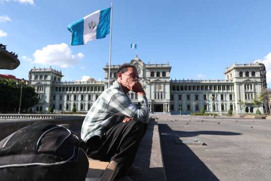 Ángel tiene seis años de vivir en las calles del Centro Histórico, vende bisutería y algunas golosinas, pero este día no hubo venta, dijo desconocer si había algún albergue que pudiera recibirlo. Foto Prensa Libre: Óscar Rivas