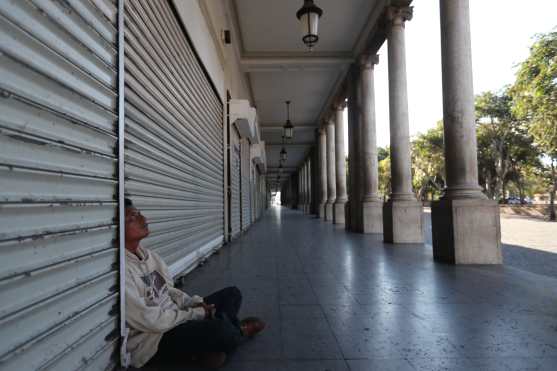 Juan Carlos Cuz Xi, originario de Cobán, Alta Verapaz, trabajaba en una venta hot dog en la zona 5 pero fue víctima de un asalto y quedó sin papeles o dinero para regresar a su hogar. Foto Prensa Libre: Óscar Rivas