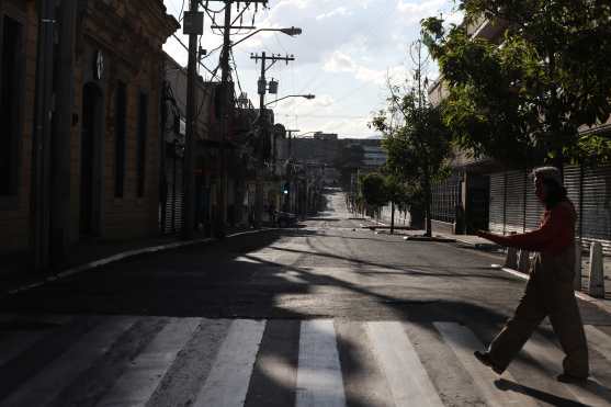 Alberto Ríos recuerda que lleva años en las calles y dice que este es un día como todos, sólo que sin gente en el Paseo de la Sexta donde pide dinero para poder comer. Foto Prensa Libre: Óscar Rivas