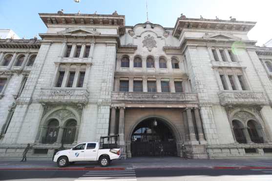 En los alrededores del Palacio Nacional de la Cultura elementos del Ejército custodiaban las entradas. 