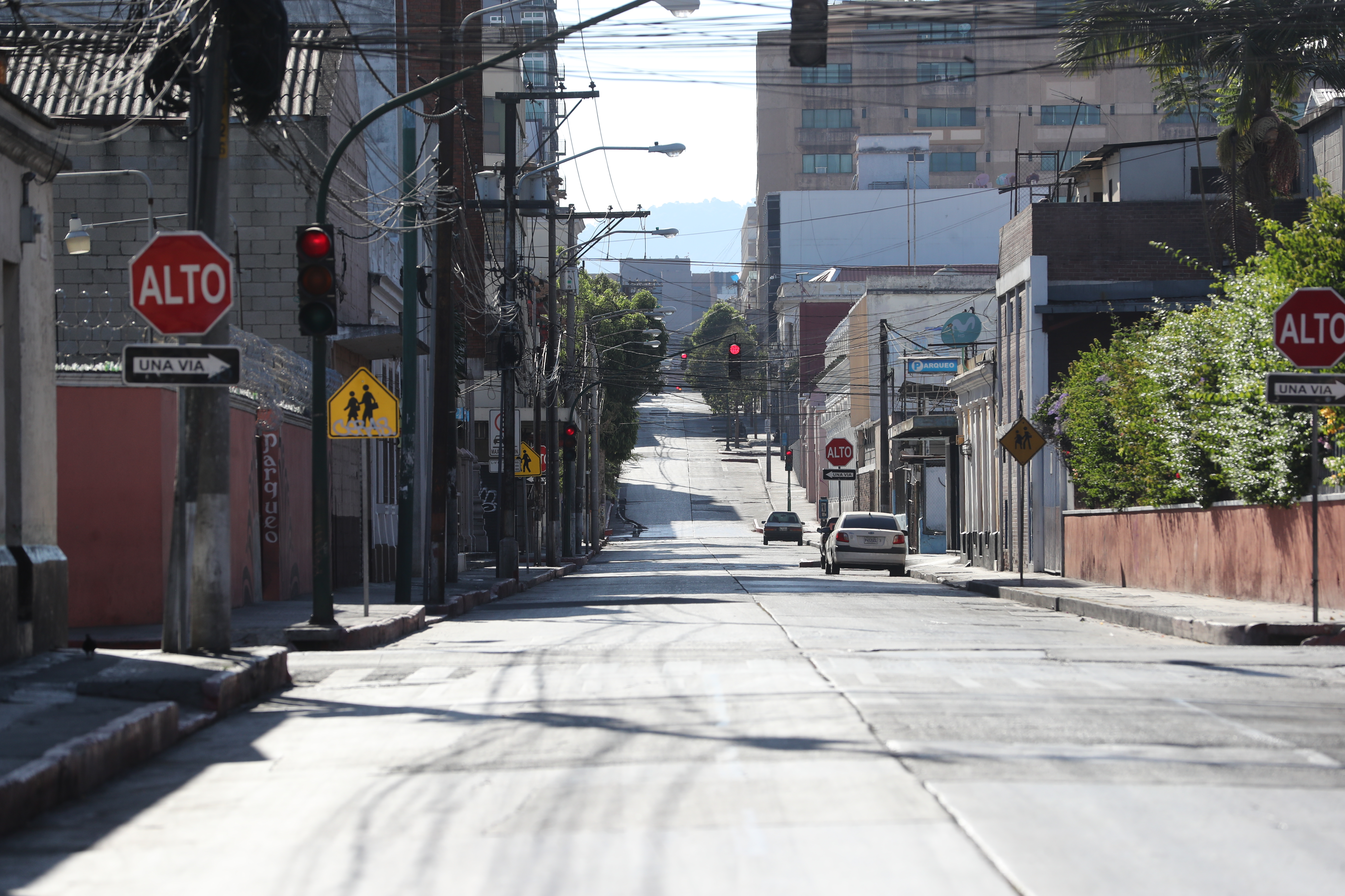 El toque de queda por el estado de calamidad para evitar la propagación del covid-19 ha afectado a varias empresas. (Foto Prensa Libre: Érick Ávila)