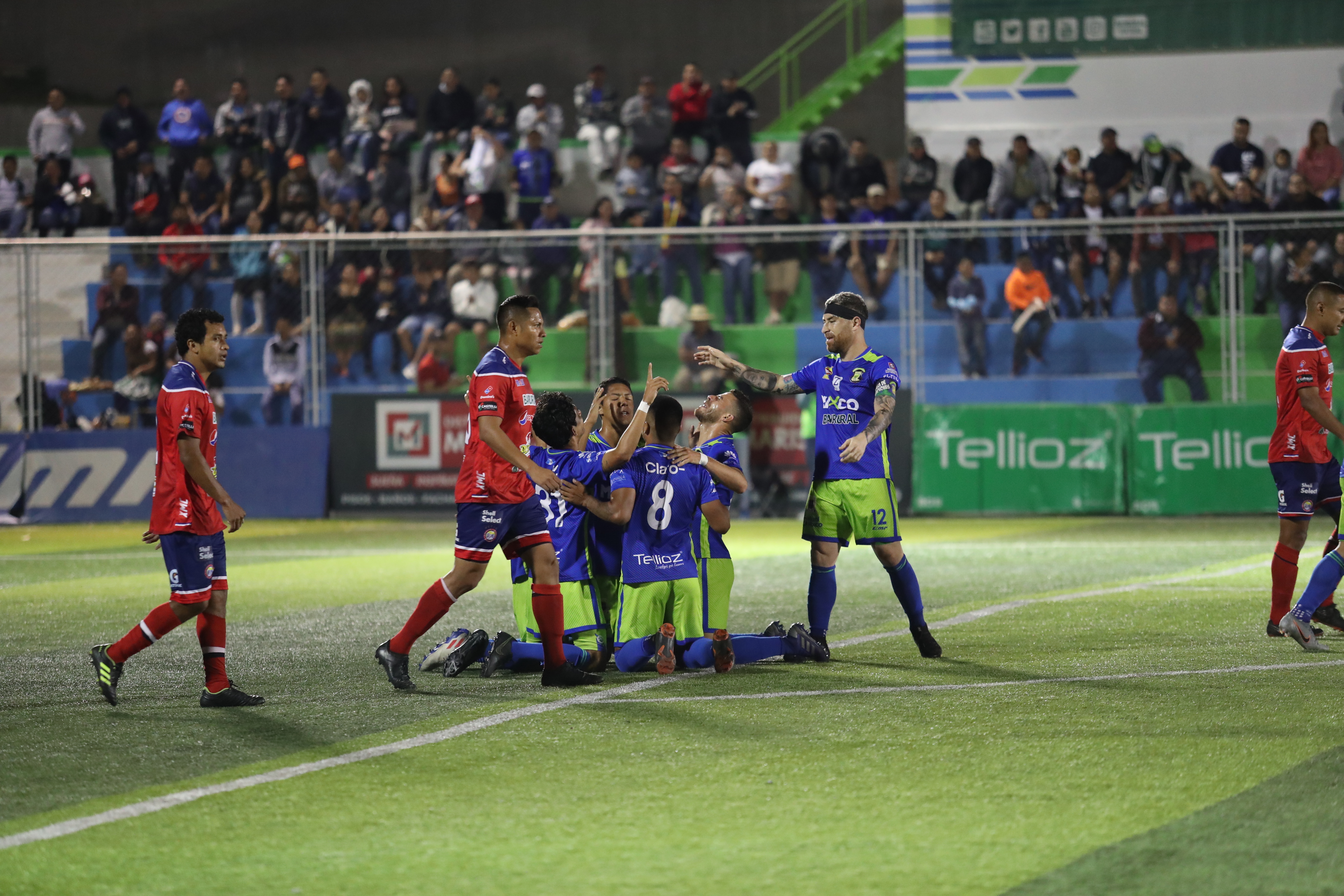 Así celebraron los jugadores de Deportivo Mixco. (Foto Prensa Libre: Norvin Mendoza)