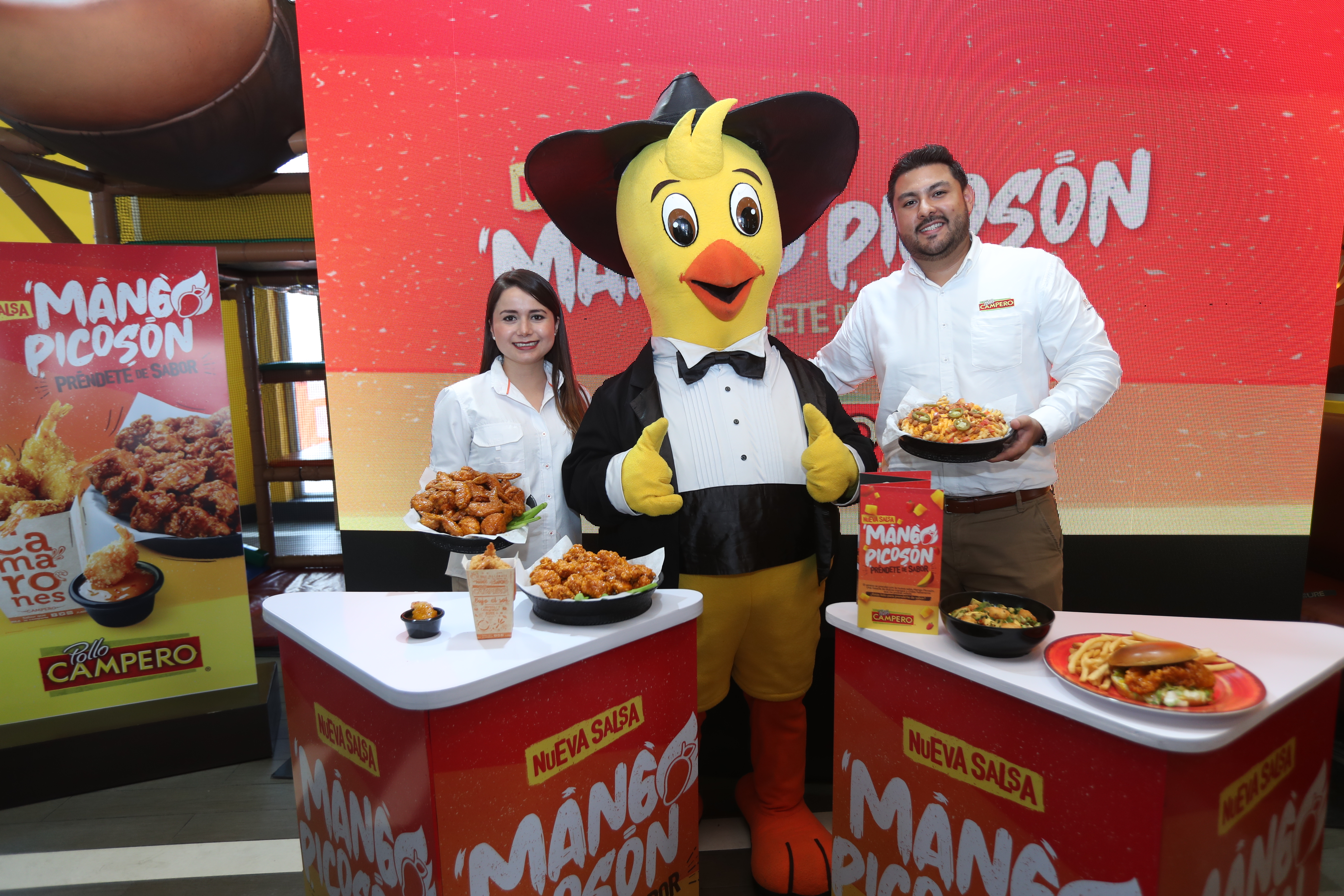 Diana Aguirre, gerente de mercadeo y Paulino Portillo, gerente de marca de Pollo Campero. Foto Prensa Libre: Norvin Mendoza