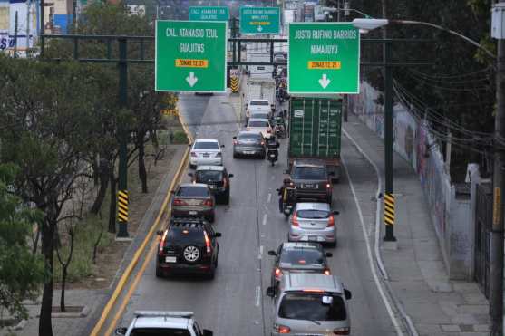 Al final de la avenida Petapa se complicó el tránsito antes de bajar a Ciudad Real. Foto Prensa Libre: Juan Diego González