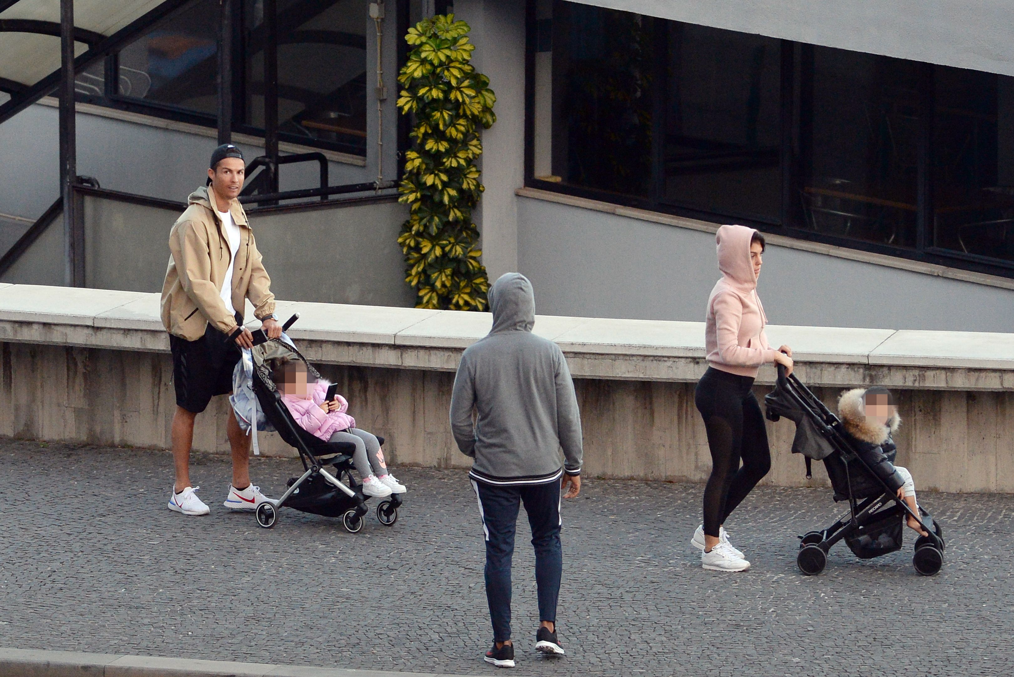 Cristiano Ronaldo y Georgina Rodríguez, en las calles de Funchal. (Foto Prensa Libre: AFP)