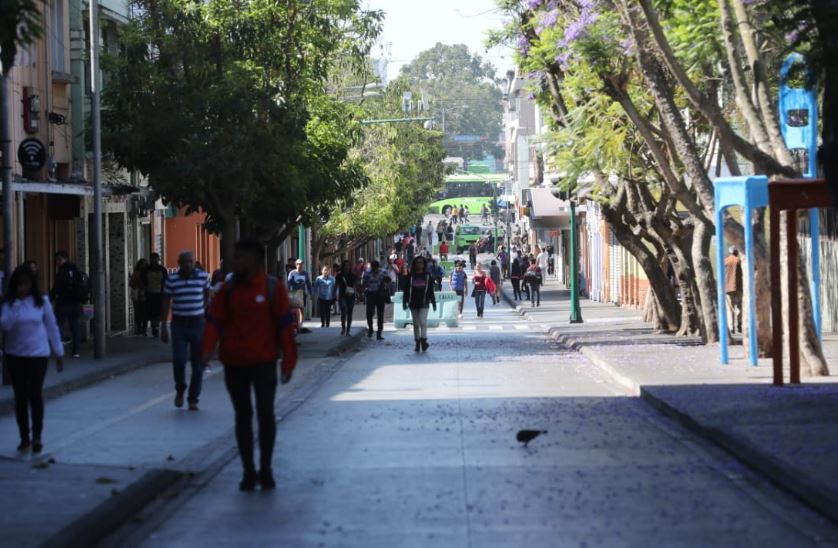 Negocios y centros comerciales cerrados, así como restricción de servicios de mesas, son algunas medidas implementadas por el gobierno en Guatemala. (Foto Prensa Libre: Érick Ávila)