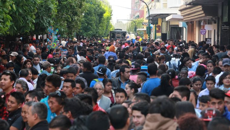 Las empresas y trabajadores deben atender las disposiciones del gobierno respecto al coronavirus pero también las  leyes laborales. (Foto Prensa Libre: Estuardo Paredes)