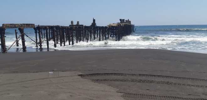 El muelle del puerto San José, que durante la Semana Santa se llena de personas, está vacío durante la cuarentena en Guatemala por el covid-19. (Foto Prensa Libre: Hemeroteca).