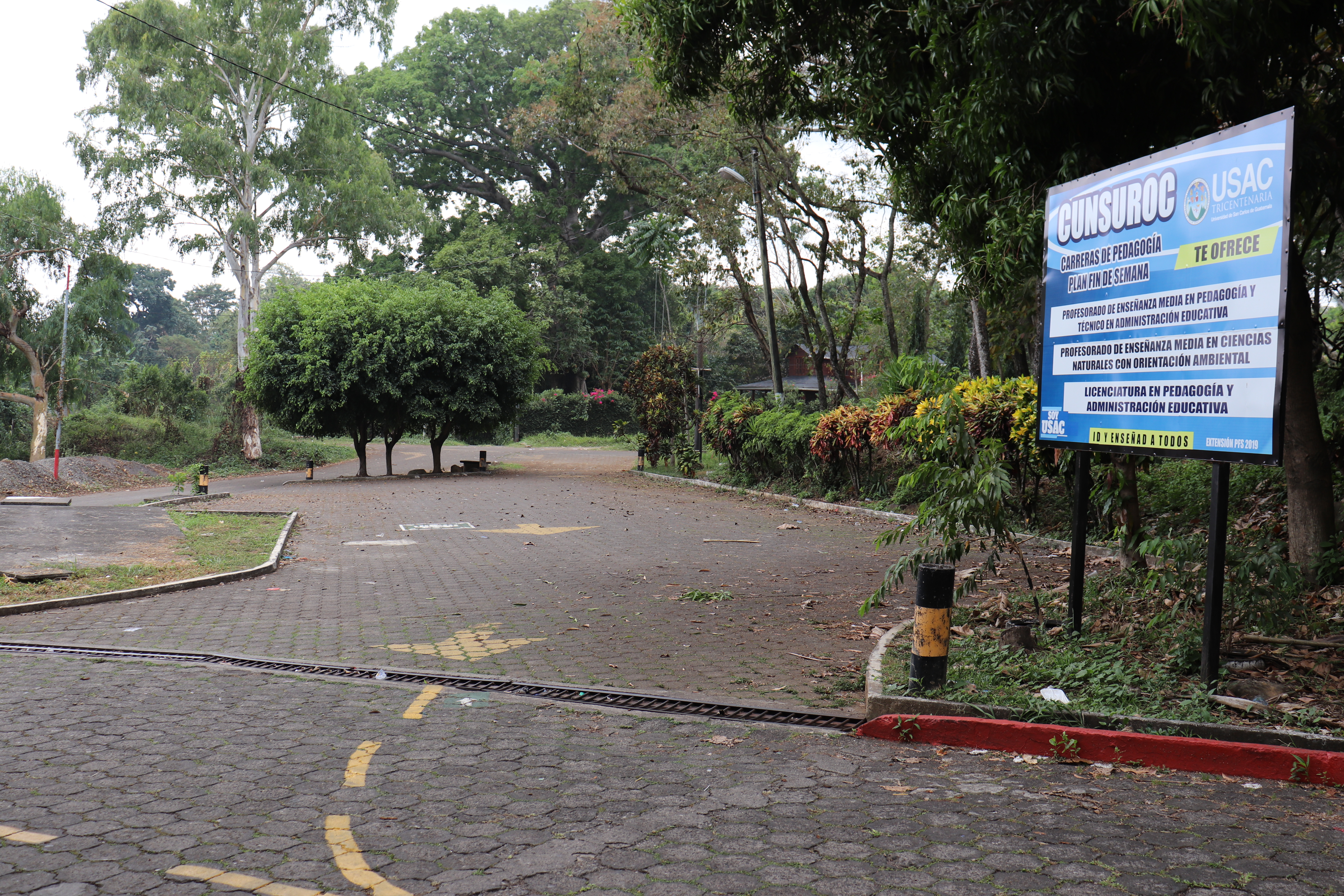 Esta vía de acceso al Cunsoroc en Mazatenango, Suchitepéquez, está inhabilitada porque el  puente colapsó. (Foto Prensa Libre: Marvin Tunchez)