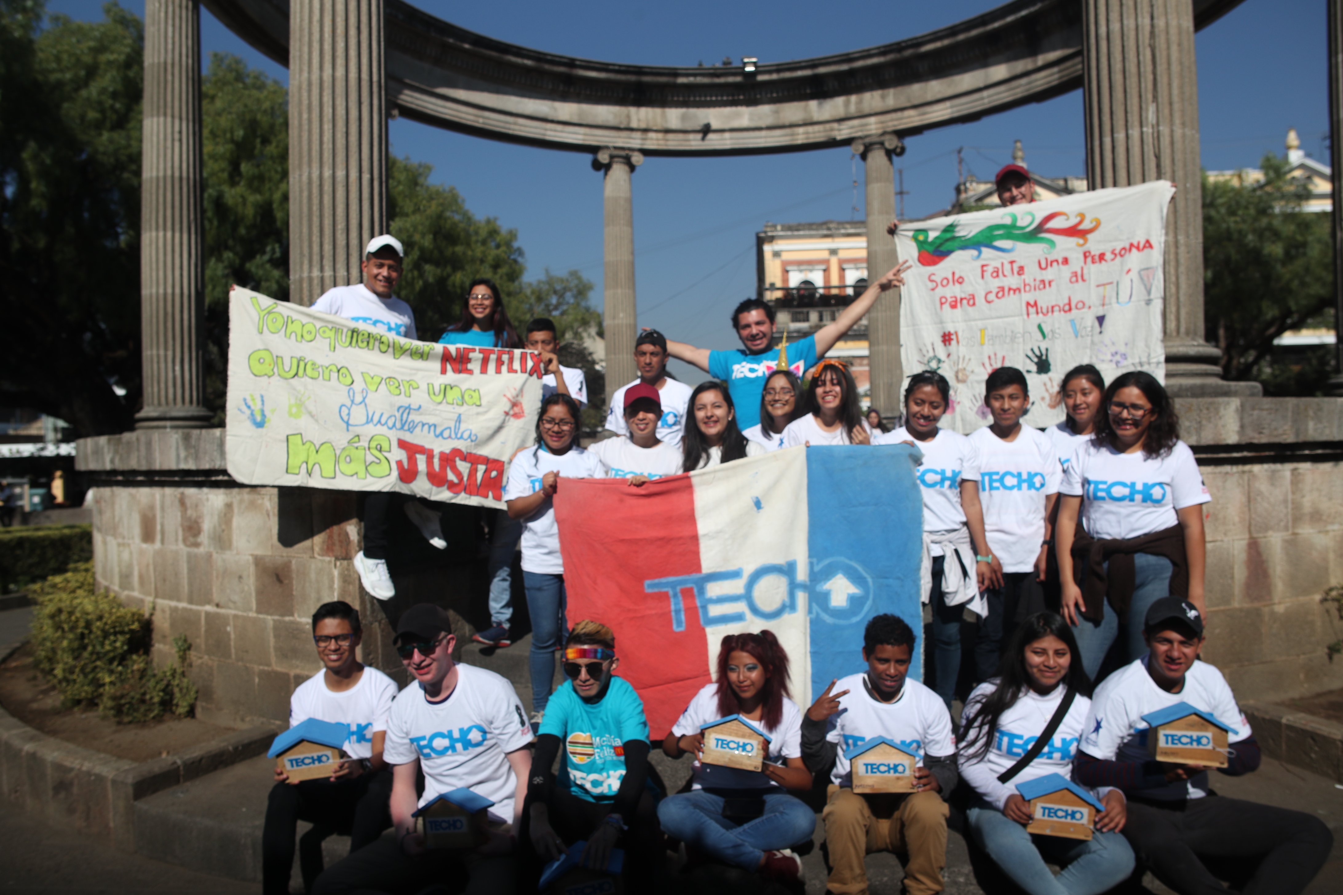 Voluntarios estarán en diferentes puntos de la ciudad para recibir la colaboración de vecinos. (Foto Prensa Libre: María Longo) 