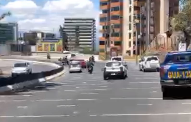 Algunos puntos de la ciudad de Guatemala se vieron con afluencia vehicular. (Foto Prensa Libre: Amílcar Montejo).