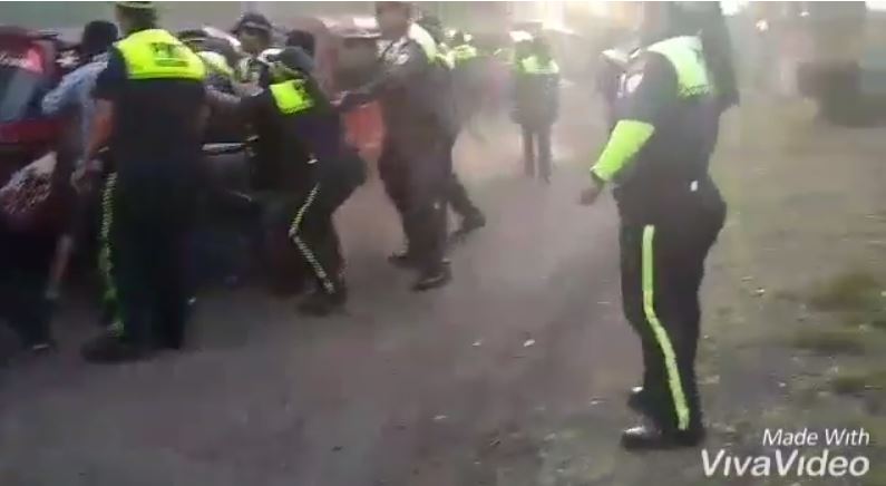 Trifulca entre agentes de la PMT de Mazatenango y pilotos de mototaxis. (Foto: Captura de pantalla de video). 