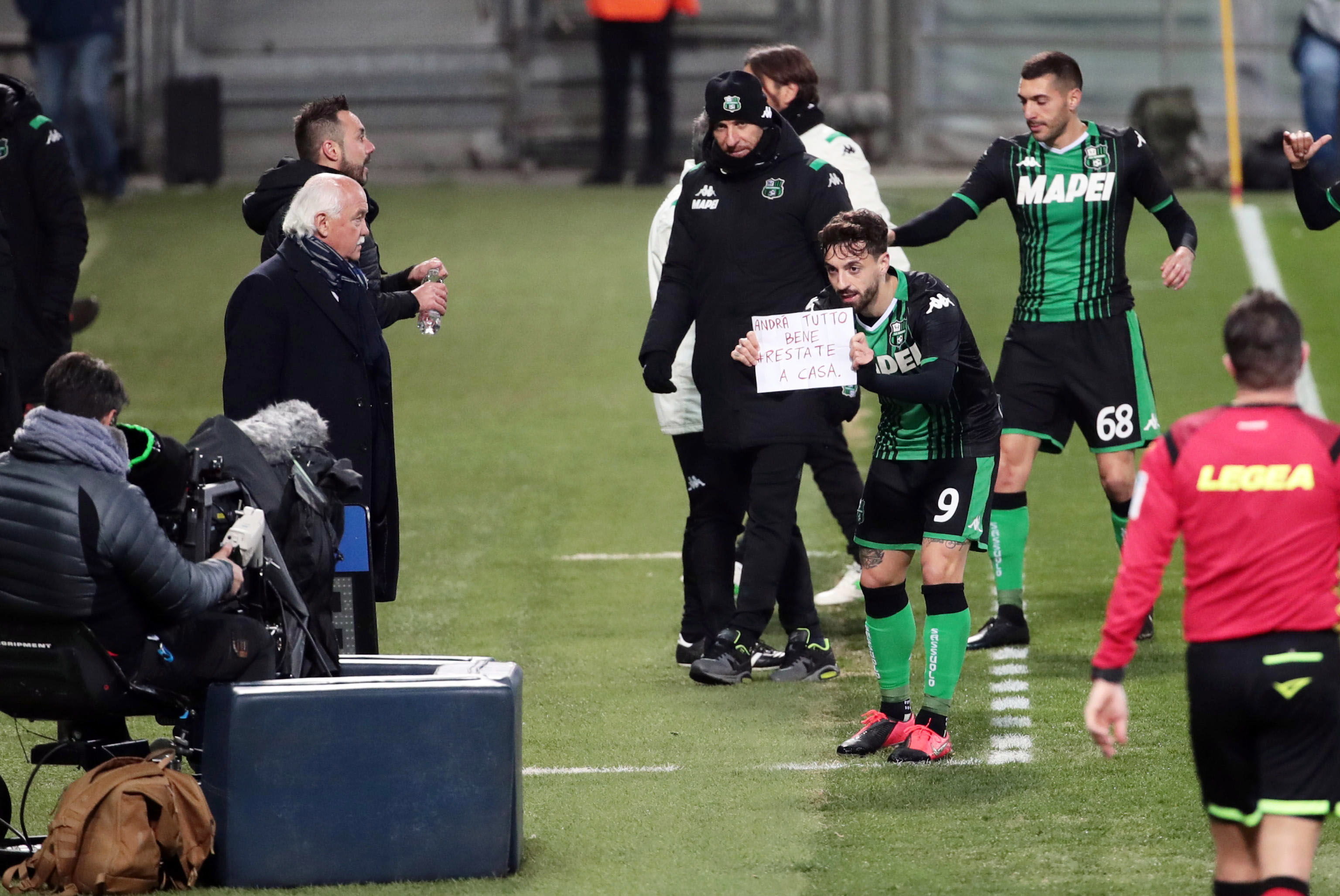 Francesco Caputo (C) celebra después de anotar con el Sassuolo. (Foto prensa Libre: EFE)