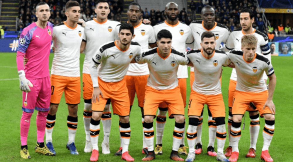 Este el once inicial que disputó el partido de vuelta de octavos de final entre el Valencia y el Atalanta. (Foto Prensa Libre: AFP)