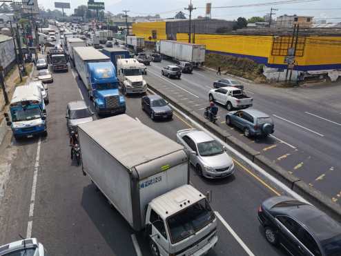 La salida por el sur de la capital fue complicado a la altura de la colonia Sonora en Villa Nueva. Foto Prensa Libre: María Reneé Barrientos