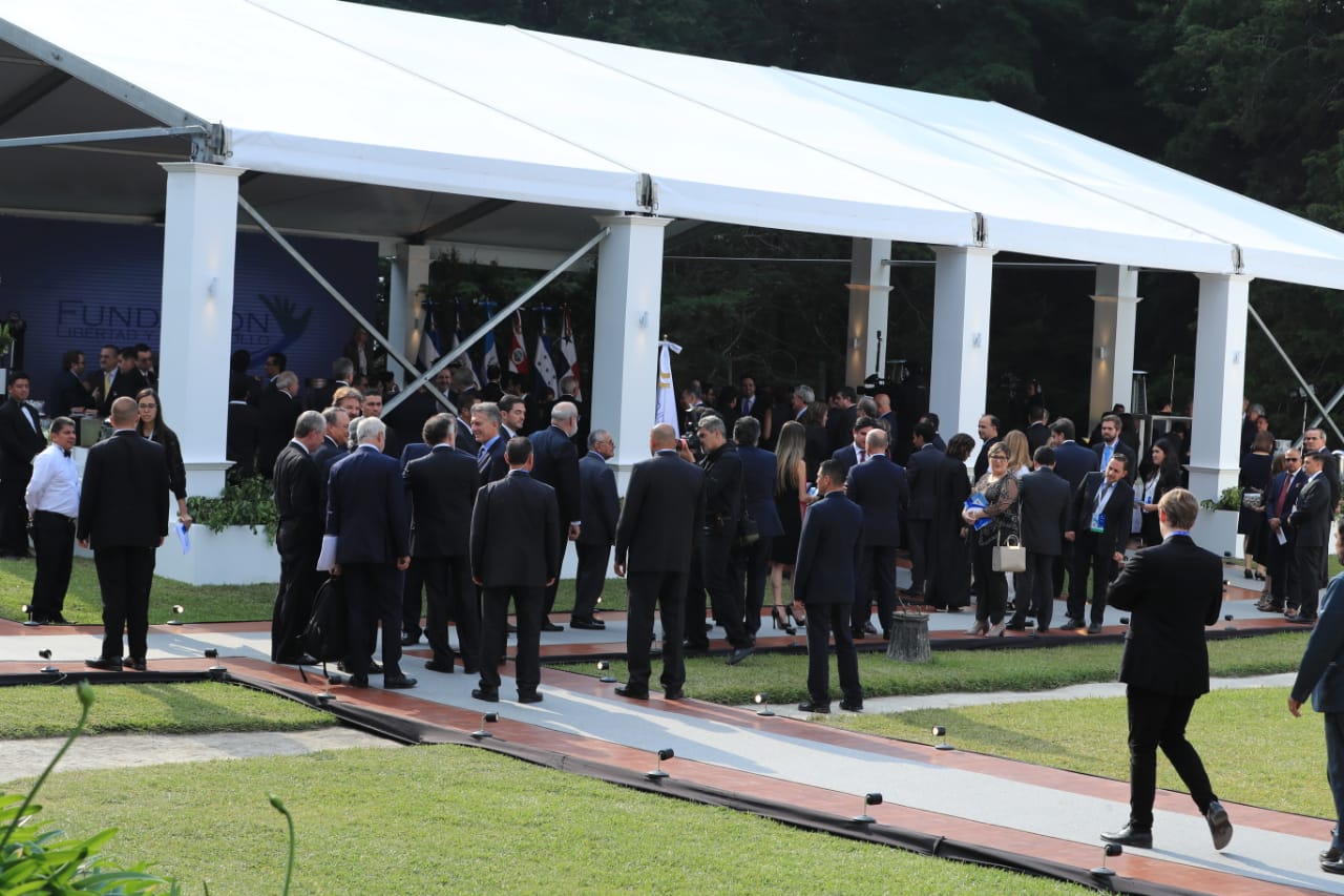 Líderes económicos y políticos se reunieron ayer antes del V Encuentro Ciudadano, que se desarrollará hoy, para hablar sobre los retos y amenazas para Centroamérica. (Foto Prensa Libre: Juan Diego González)