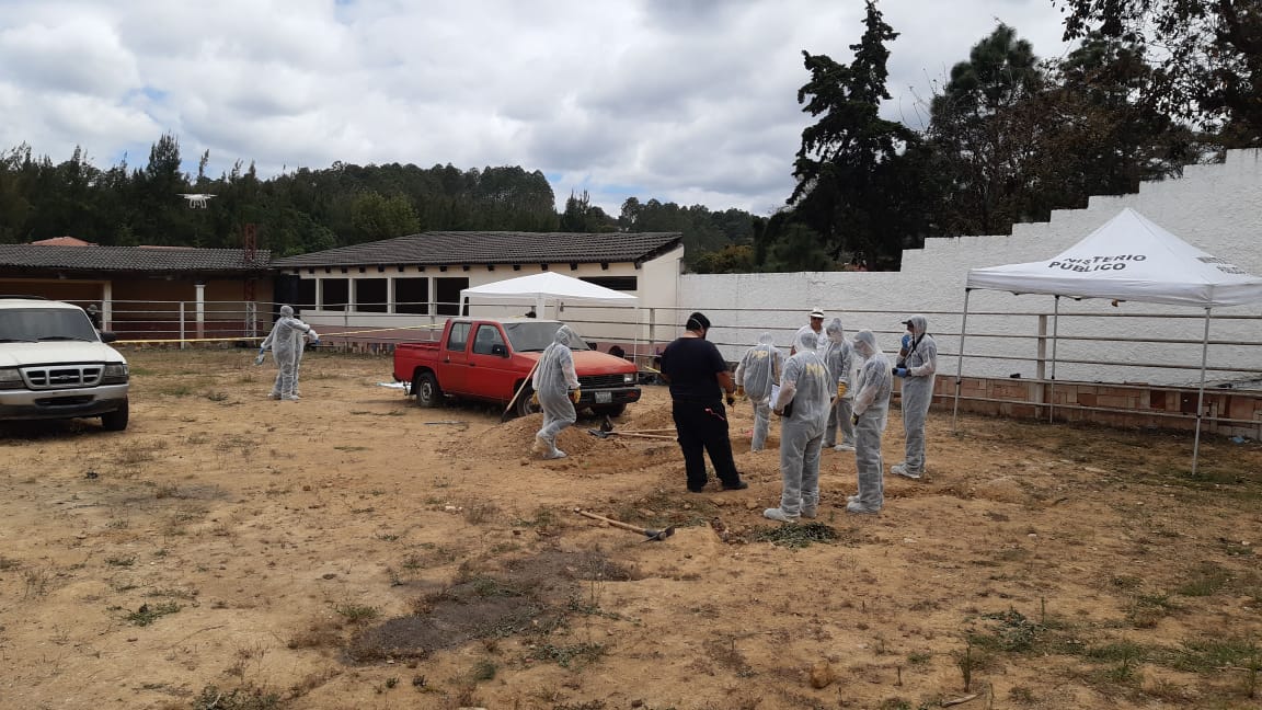 Los técnicos excavan para localizar restos humanos. Foto Prensa Libre: Katerin Chumil