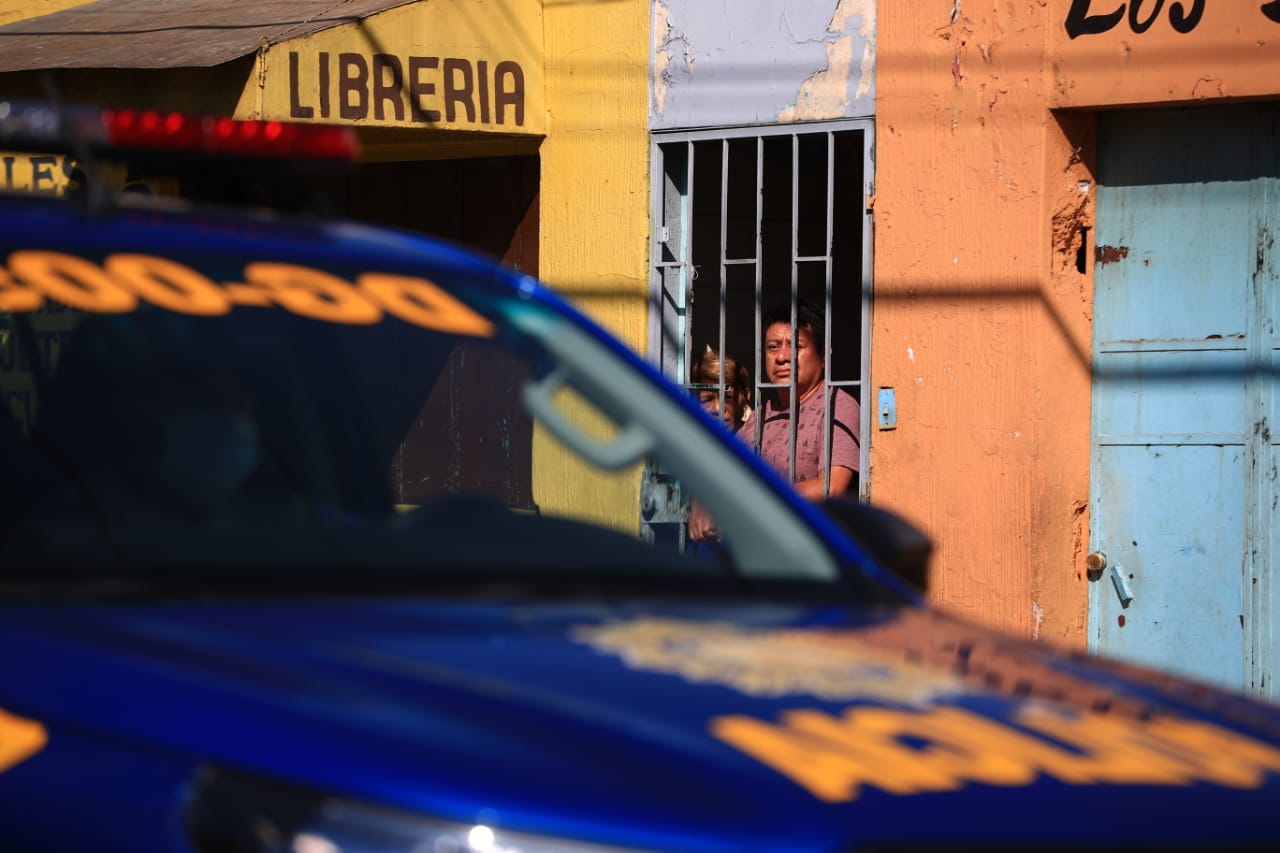 Elementos de la Policía Nacional salen a las calles para anunciar el comienzo del toque de queda. (Foto Prensa Libre: Carlos Hernández)