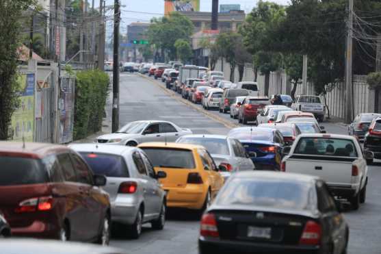 Las personas que no pudieron tomar por la avenida Hincapié lo hicieron por la zona 12. Foto Prensa Libre: Juan Diego González