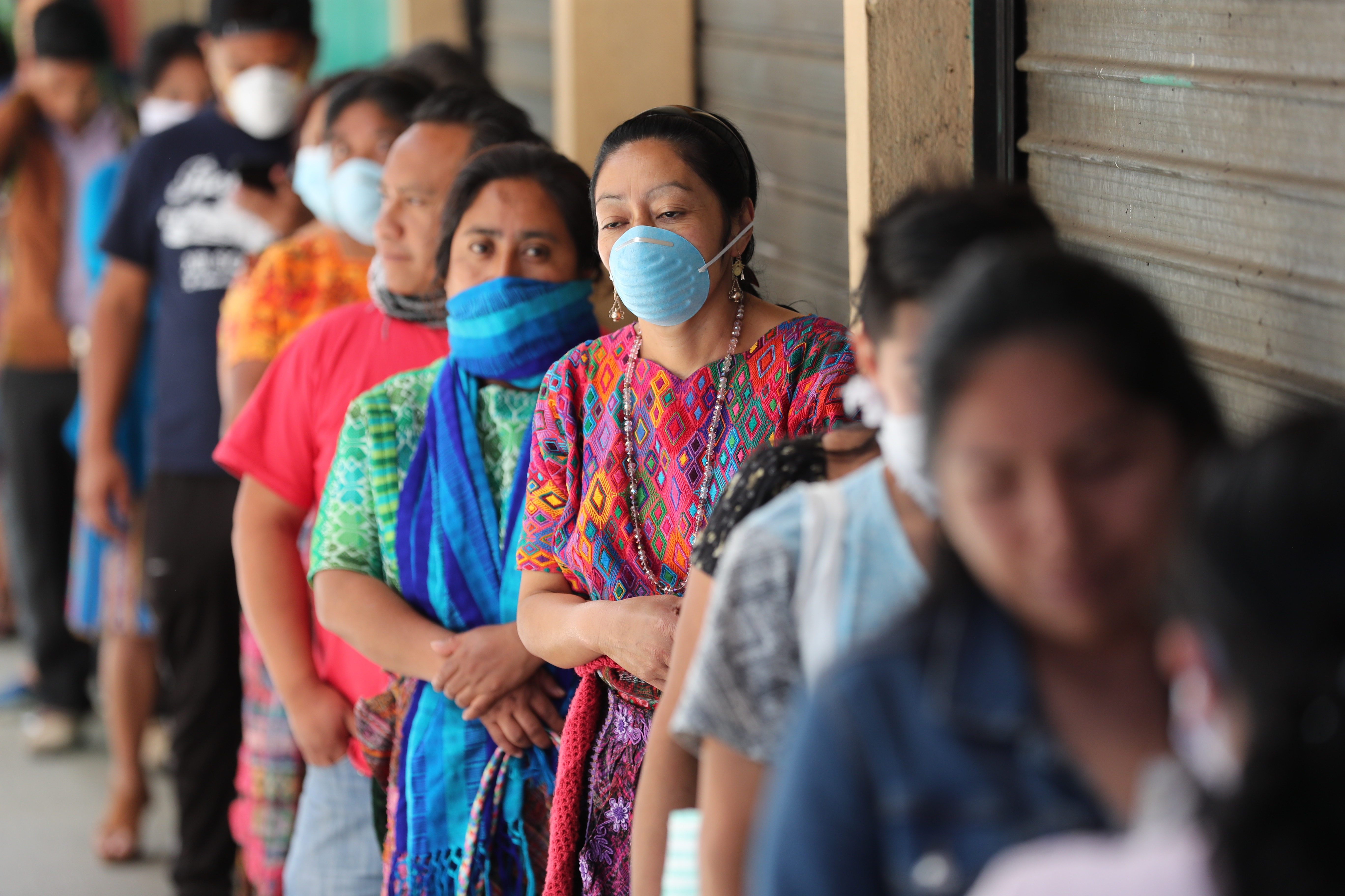 Vecinos de San Pedro Sacatepéquez hacen fila para que les tomen la temperatura antes de entrar  al mercado local.(Foto Prensa Libre: Erick Ávila) 