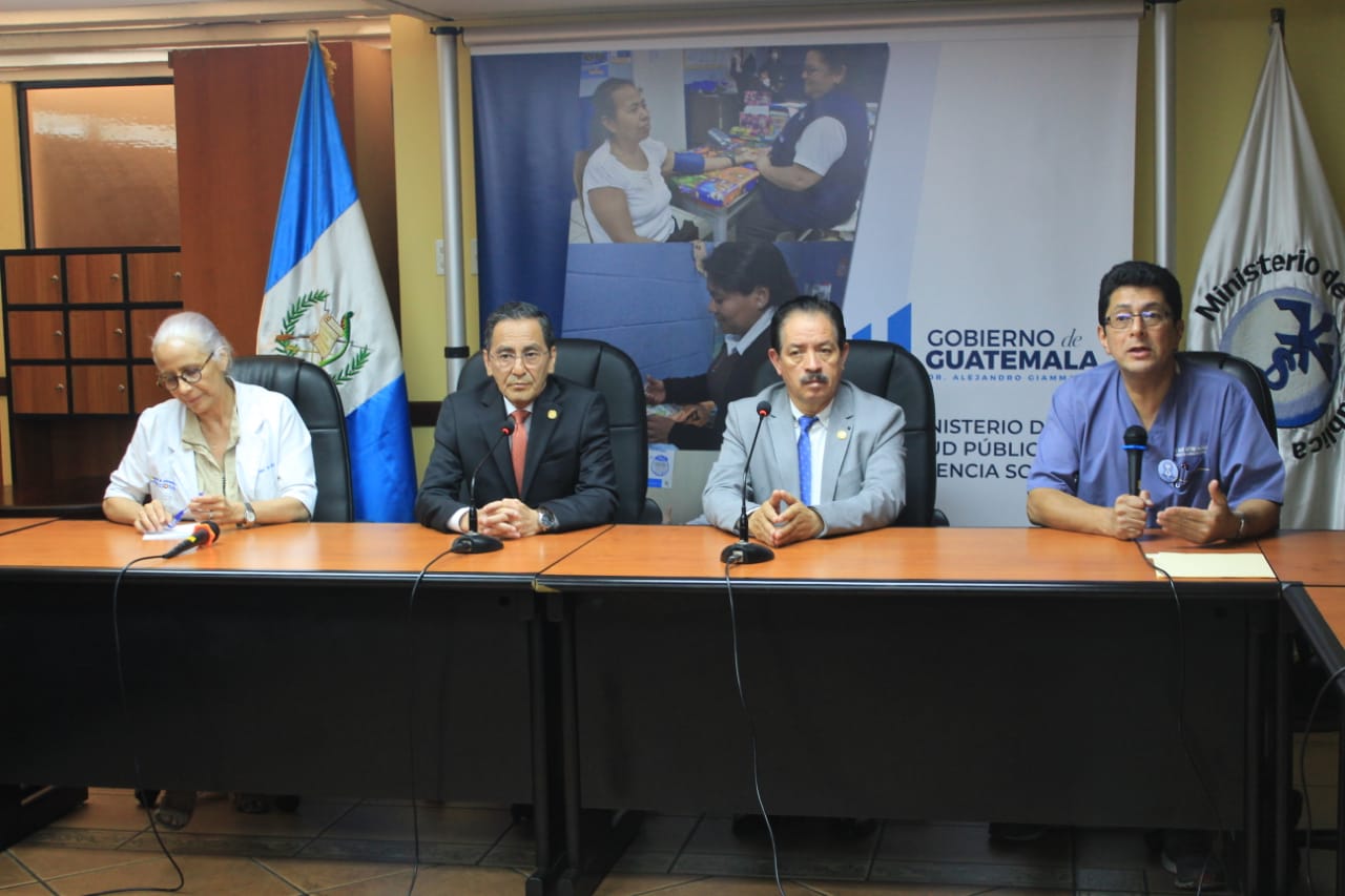 Iris Cazali, jefa de infectología  del hospital Roosevelt; Hugo Monroy, ministro de Salud; Miguel Ángel Borrayo, 
viceministro de hospitales, y Marco Antonio Barrientos, director del hospital Roosevelt, hablan en conferencia de prensa. (Foto Prensa Libre: Byron García)