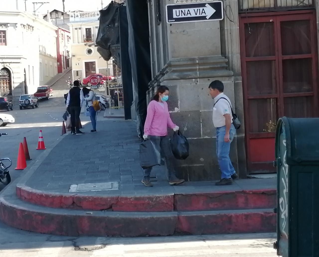 Las calles de Quetzaltenango lucen con poca gente y algunas personas usan mascarilla. (Foto Prensa Libre: María José Longo)