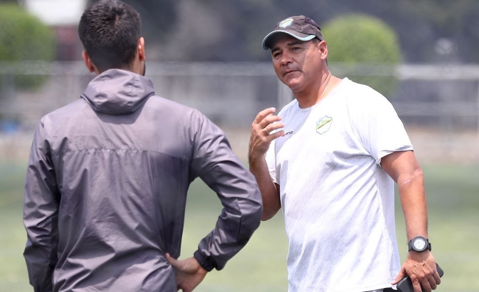 Mauricio Tapia conversa con Maximiliano Lombardi. (Foto Prensa Libre: Carlos Vicente)