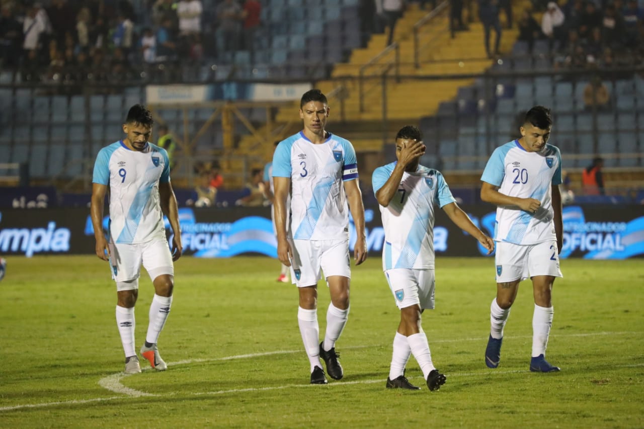 Los jugadores de la Selección Nacional muestran su tristeza después de la derrota. (Foto Prensa Libre: Érick Ávila)