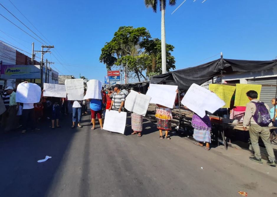 Los vendedores reclaman que necesitan trabajar. (Foto Prensa Libre: Rolando Miranda)