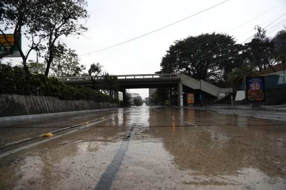 A un costado de la Municipalidad de Guatemala, sobre la sexta avenida, ya no se veían vehículos después de las cuatro de la tarde. Foto Prensa Libre: Fernando Cabrera