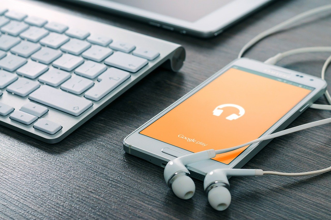 La música ayuda al cerebro a producir serotonina, mejor conocida como hormona de la felicidad. (Foto Prensa Libre: Pixabay).