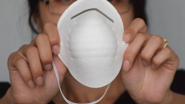 Aunque se indica que hay abastecimiento en el país las mascarillas y el jabón antibacterial en gel (que no requiere agua) están agotadas este 12 de marzo según varias farmacias consultadas. (Foto, Prensa Libre: Hemeroteca PL).