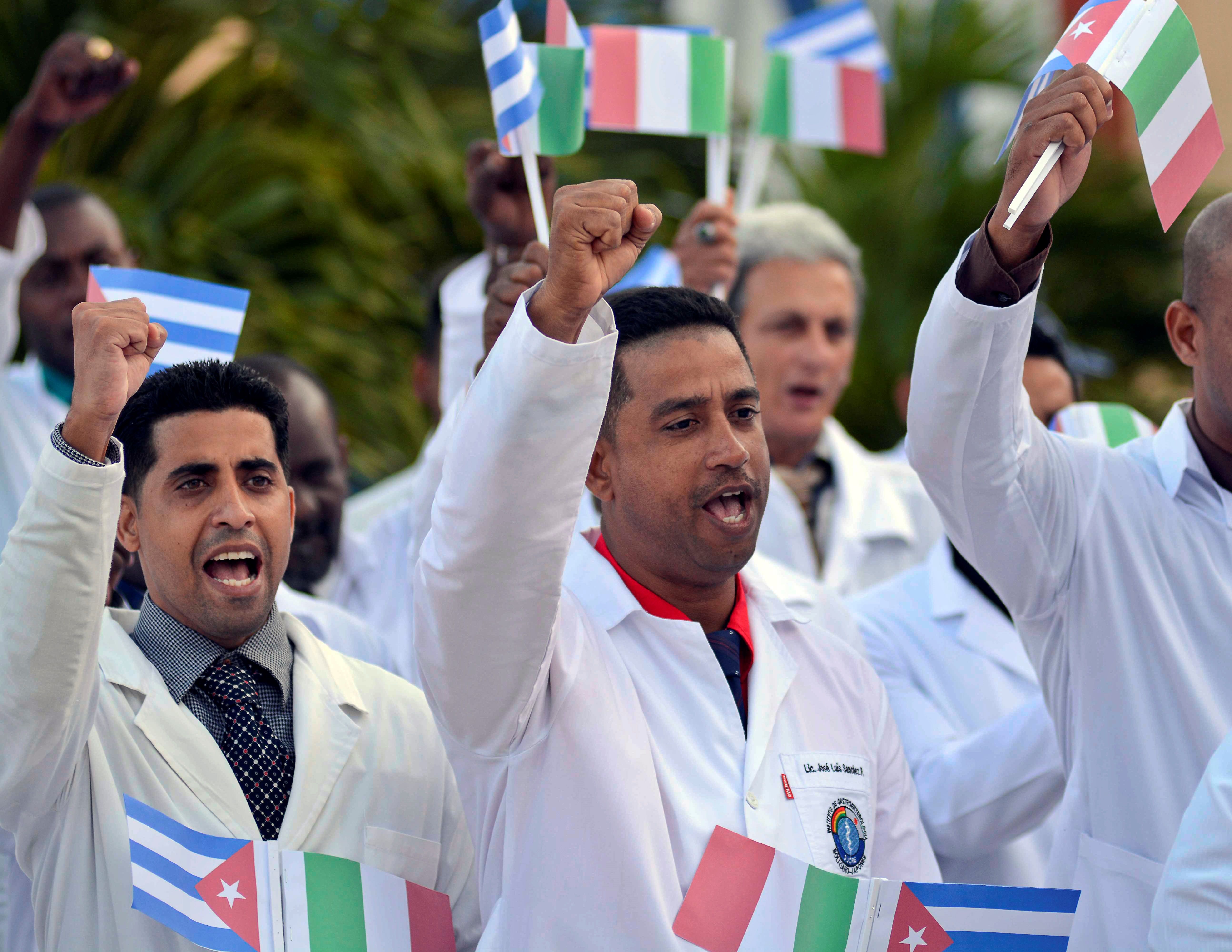 Integrantes de la  brigada médica Henry Reeve brindarán apoyo a Italia ante la crisis por el covid-19. La brigada está compuesta por 52 médicos. (Foto Prensa Libre: EFE)