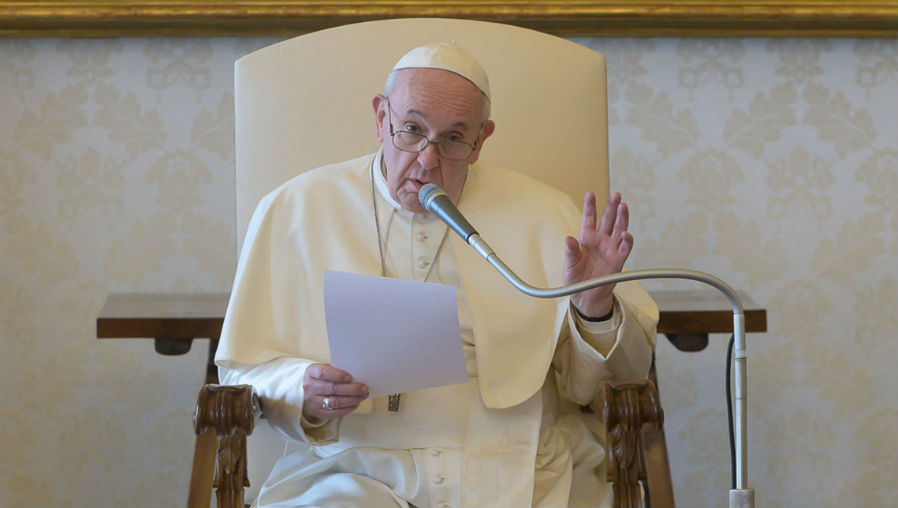 El papa Francisco invita a la ciudadanía a ser comprensible con las decisiones que los gobernantes toman para luchar contra la epidemia del coronavirus. (Foto Prensa  Libre: AFP)