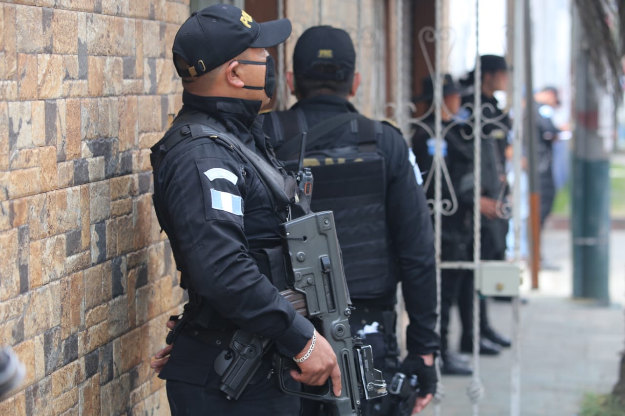 Agentes de la PNC participan en un allanamiento en carretera a El Salvador. (Foto Prensa Libre: PNC)