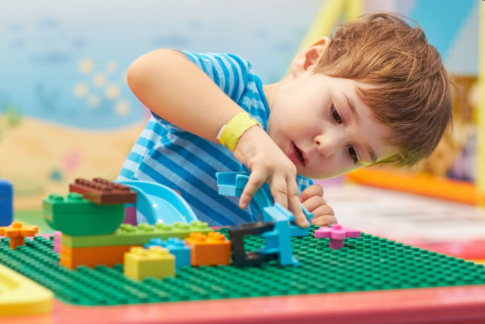 Los niños en casa pueden divertirse con pequeñas actividades y juegos, gracias a su imaginación. (Foto Prensa Libre: Servicios). 