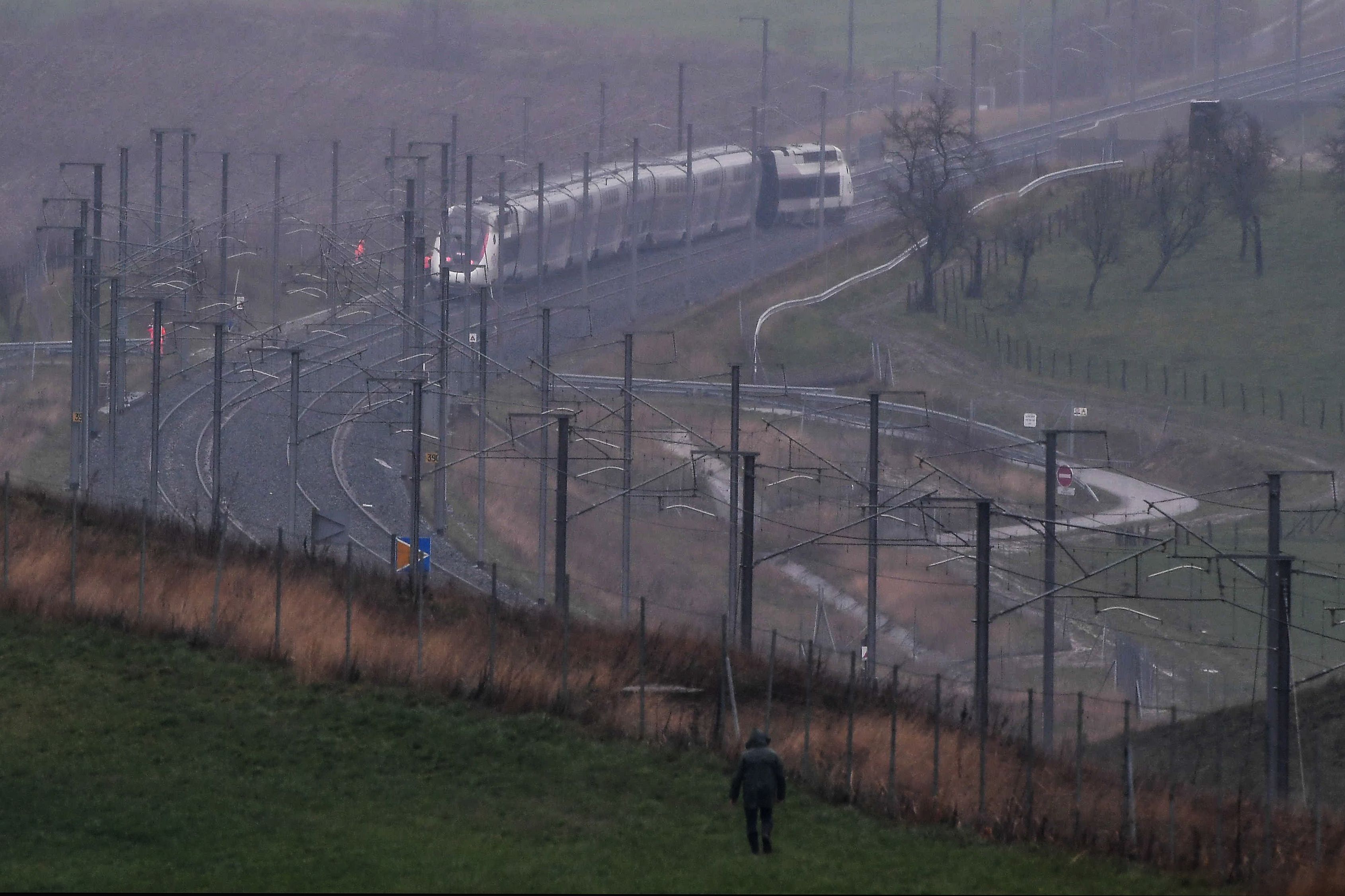 Tren que viajaba a 270 km/h se descarrila en Francia. (Foto Prensa Libre: AFP) 