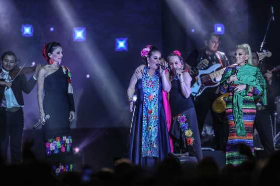 "Detrás de mi ventana" y "Cómo te va mi amor", fueron los éxitos de Yuri y Pandora que el público cantó junto a las artistas mexicanas. Foto Prensa Libre: Keneth Cruz)