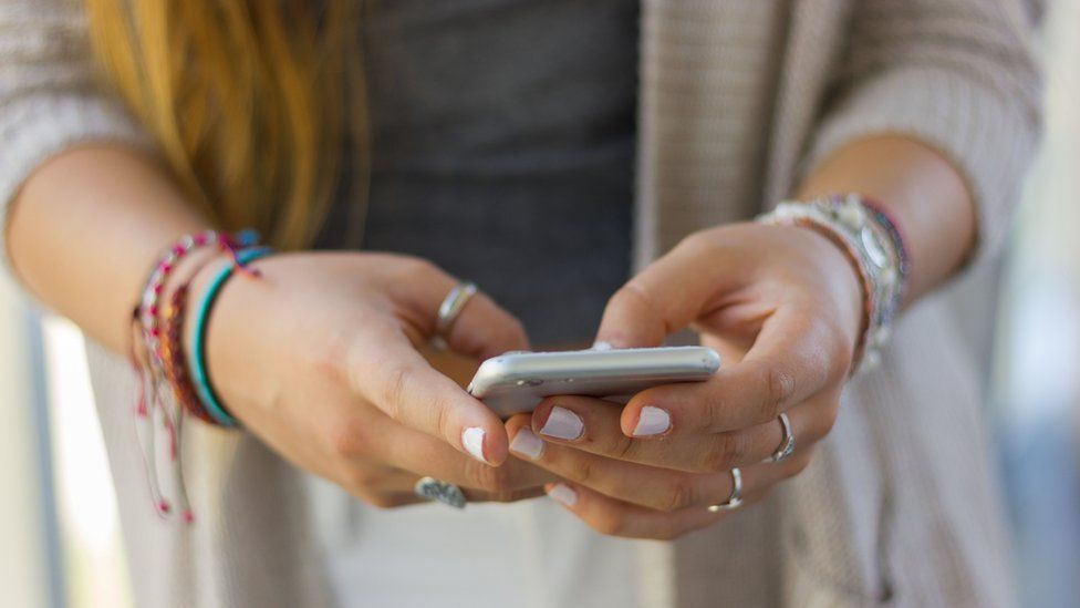 Desde antes de la pandemia, circulaban teorías falsas sobre el efecto del 5G en la salud. (Foto Prensa Libre: Getty Images)