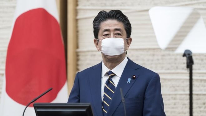 El primer ministro, Shinzo Abe, declaró el estado de emergencia basándose en una ley reformada en marzo que lo habilita para hacerlo. (Foto Prensa Libre: Getty Images)