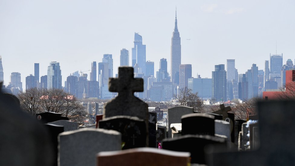 Las solicitudes de servicios en los cementerios de Nueva York se han disparado debido a la pandemia de covid-19. (Foto Prensa Libre: Getty Images)