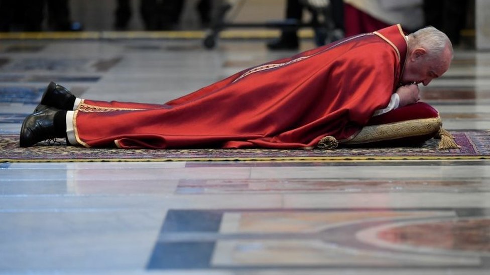 El papa Francisco, líder de la Iglesia católica, celebró una Semana Santa atípica en medio del brote del coronavirus. Así tuvo que celebrar el Viernes de Pasión sin público. (Foto Prensa Libre: Reuters)