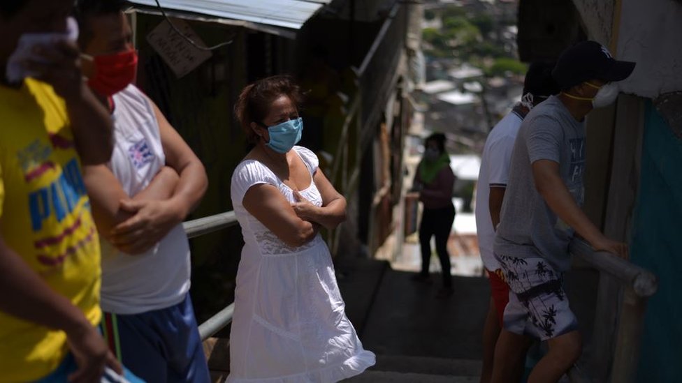 El caos provocado por la pandemia de covid-19 en Guayaquil entre fines de marzo y comienzos de abril ha dejado serias secuelas en la ciudad. (Foto Prensa Libre: BBC)