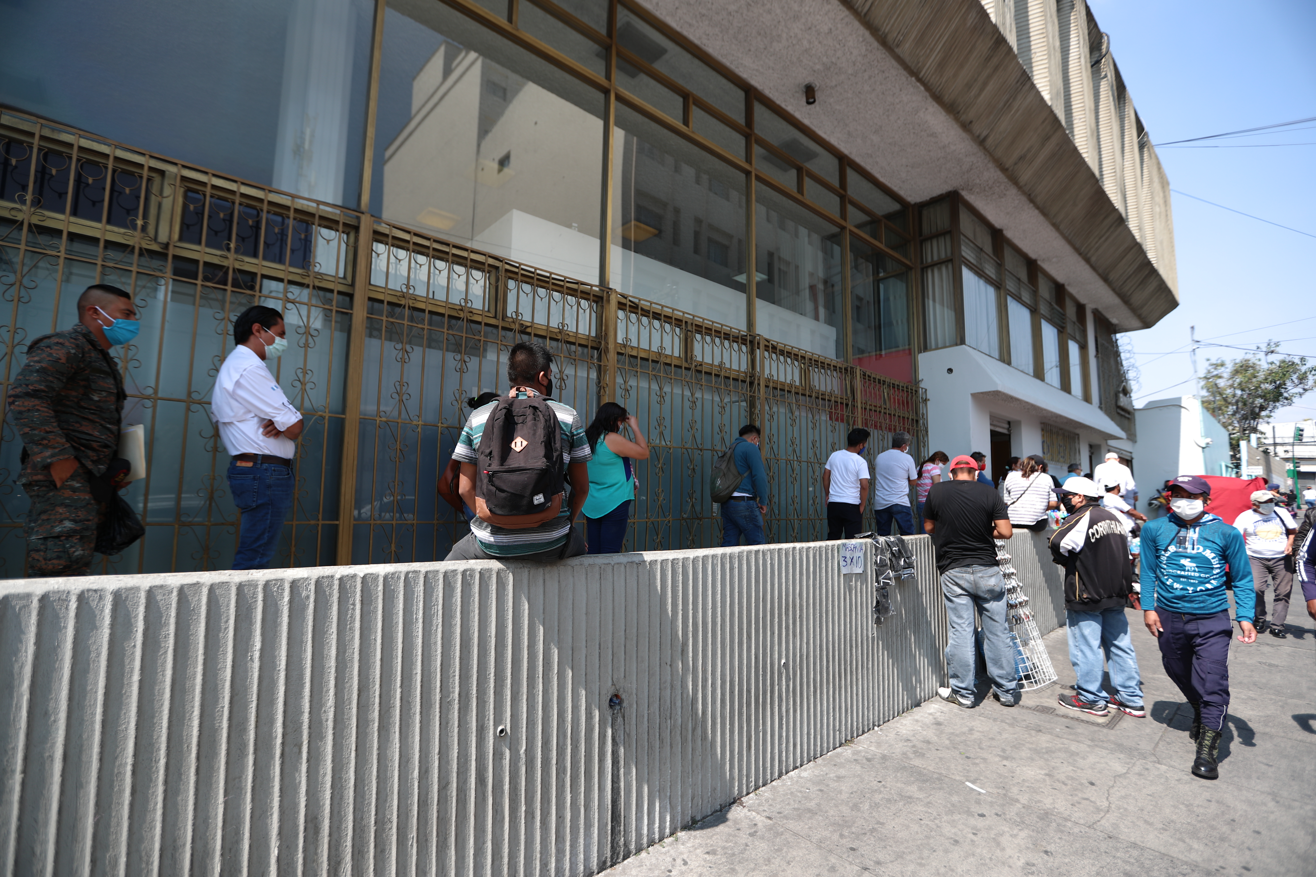 Las operaciones en las sucursales bancarias como pago de cheques, depósitos o retiros no podrán realizarse durante el fin de semana por las disposiciones presidenciales y los servicios se reactivarán hasta el lunes 18 de mayo. (Foto Prensa Libre: Hemeroteca) 