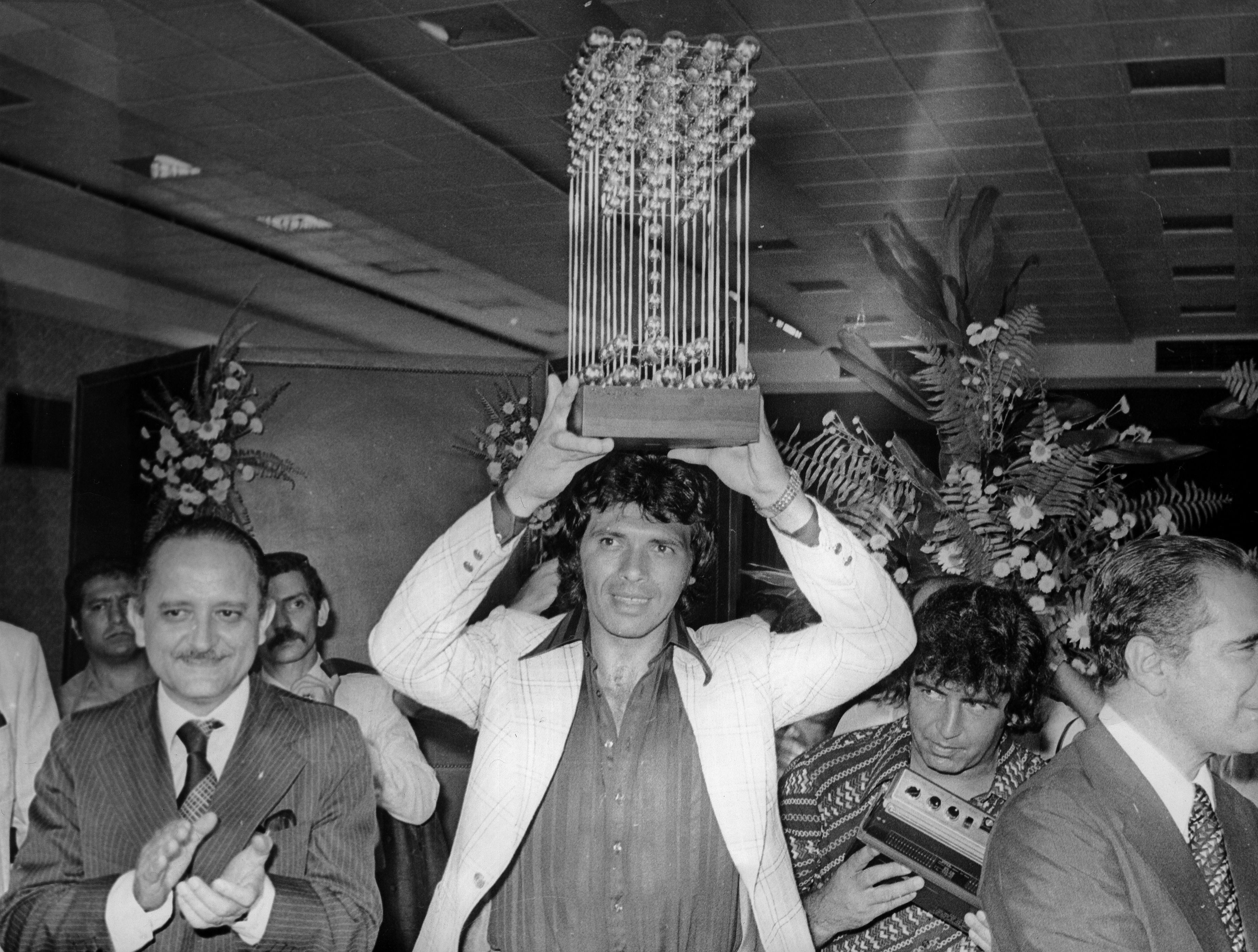 Fotografía de archivo del futbolista chileno Elías Figueroa (c), capitán del Internacional de Porto Alegre, posando con el trofeo de la Copa Brasil al derrotar a Fluminense junto al ministro brasileño de Trabajo, Arnaldo Prieto, en junio de 1975 en Río de Janeiro. (Foto Prensa Libre: EFE)