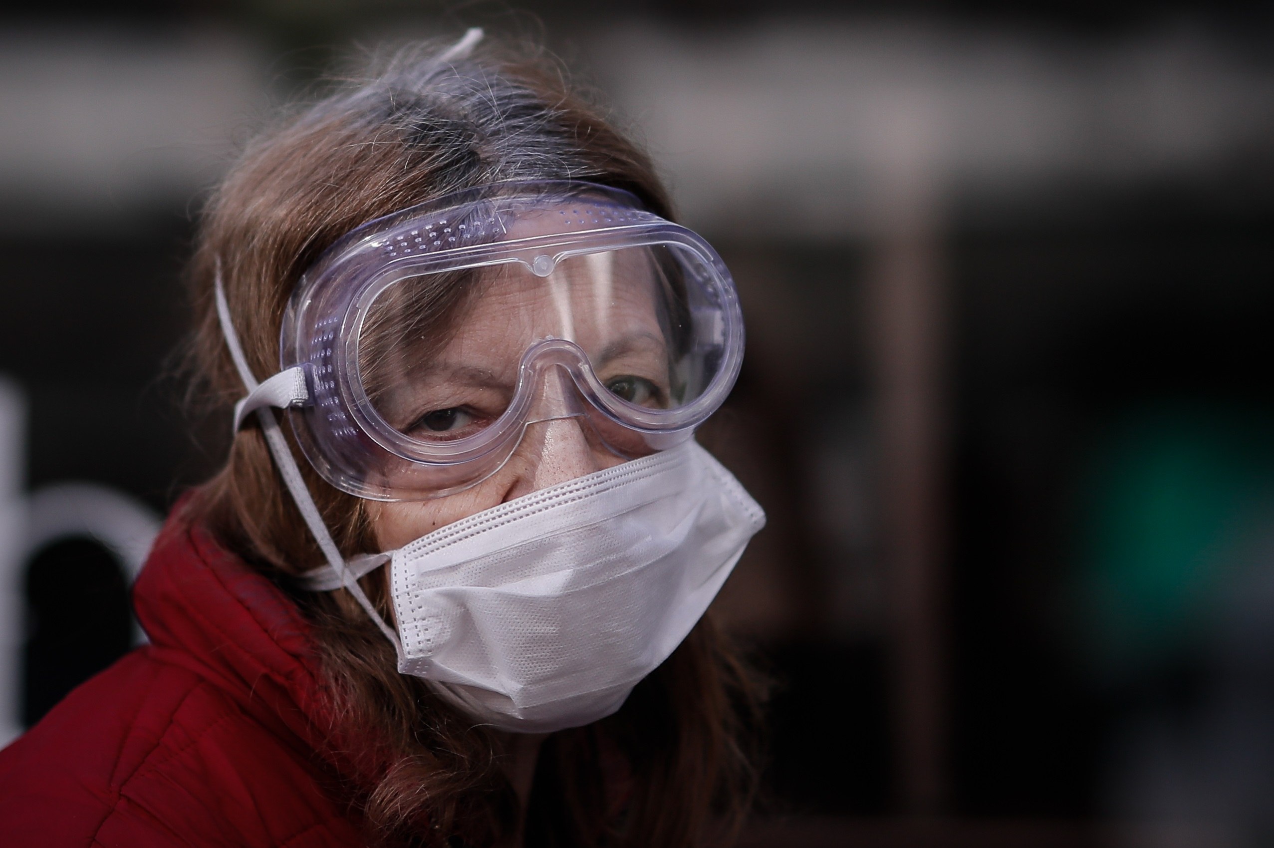 Las gafas protectoras es el bien que más escasea entre el personal de Salud. En la foto una mujer argentina. (Foto Prensa Libre: EFE)