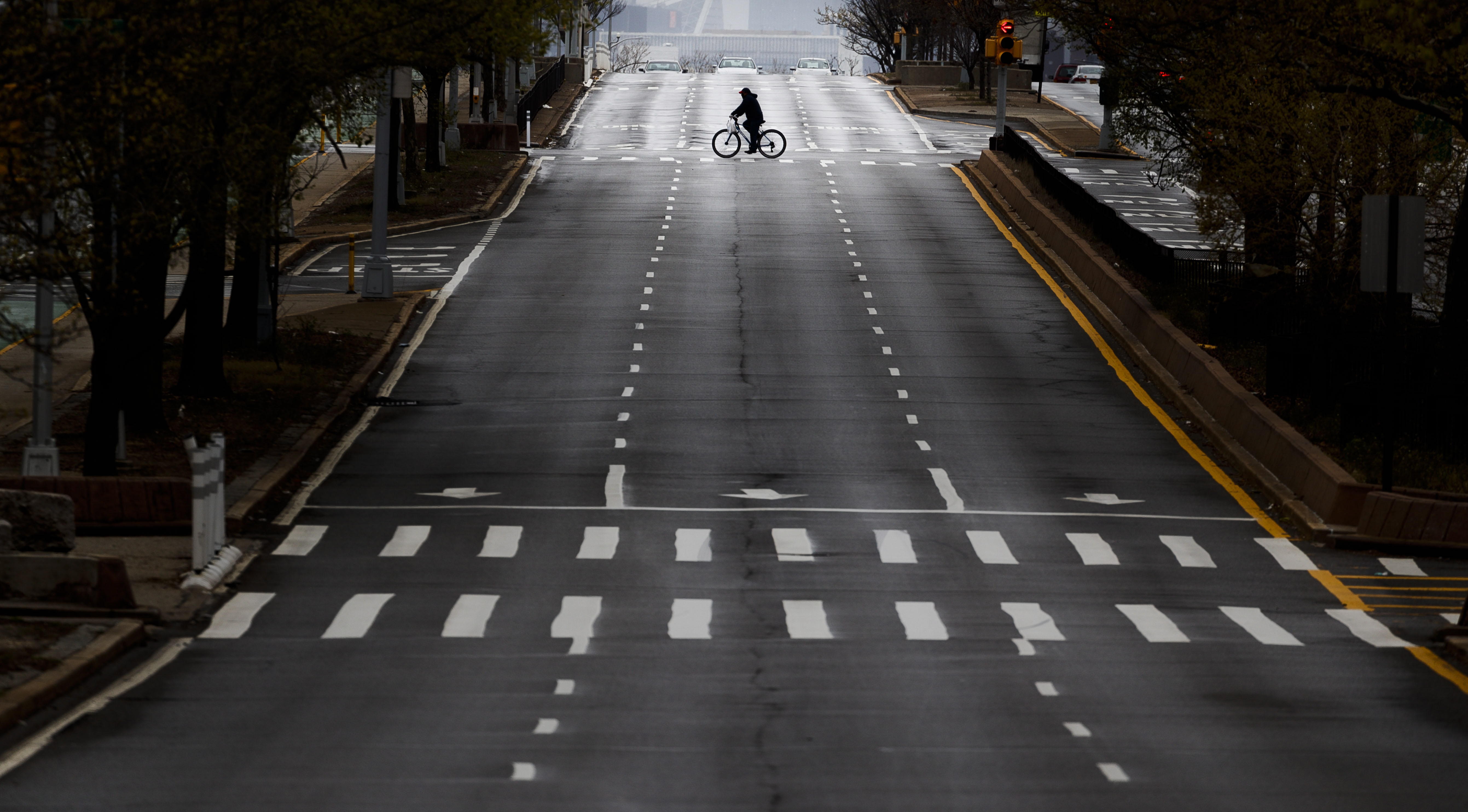 Un ciclista con una calle para ellos en Nueva York, Nueva York, EE. UU.,