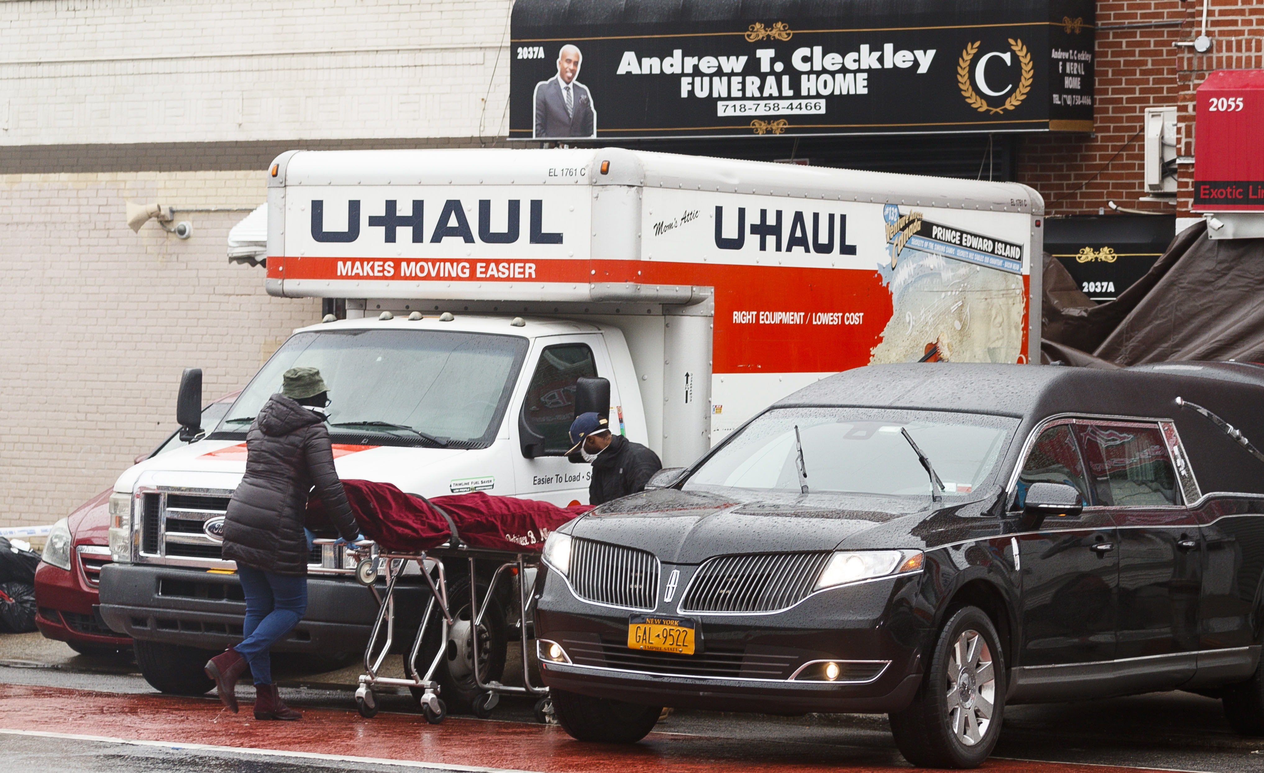 Los camiones refrigeradores están siendo usados por hospitales y funerarias durante la pandemia para mantener los cuerpos en buen estado. (Foto Prensa Libre: EFE)